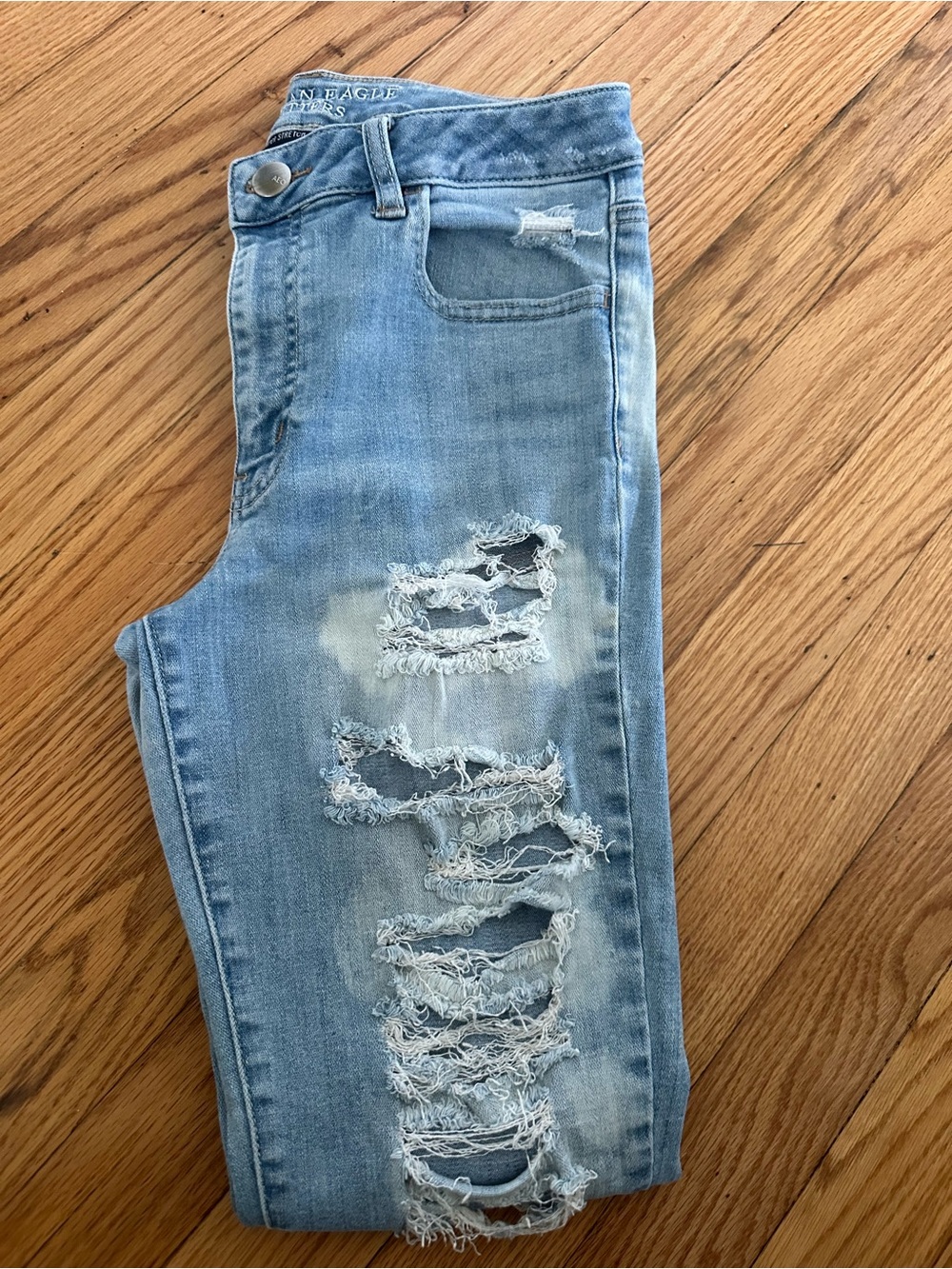 American Eagle Outfitters Two-Pack Skinny Jeans in Light Blue and Dark Blue - Picture 5 of 6